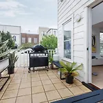 \'The Loft\' A Chic City-Fringe Balcony Hideaway