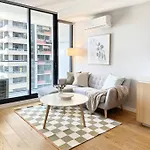Midtown 2-Bed Apt Near Southern Cross Station