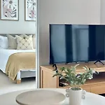 Midtown 2-Bed Apt Near Southern Cross Station