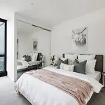 A Sky-High Metropolis Retreat Near The Cbd