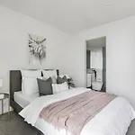 A Sky-High Metropolis Retreat Near The Cbd
