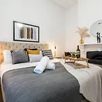 A Carlton Classic - Quaint Inner-City Getaway