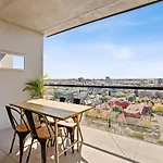 Ovation - New Footscray Apt W Parking & Pool