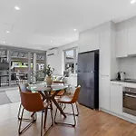 Elegant 2-Bed With Large Balcony By High Street