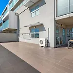 Elegant 2-Bed With Large Balcony By High Street