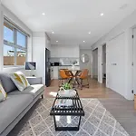 Elegant 2-Bed With Large Balcony By High Street