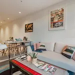 Luxurious Riverside Resort Style Apartment☆Pool☆Spa☆Gym☆Rooftop With City Views