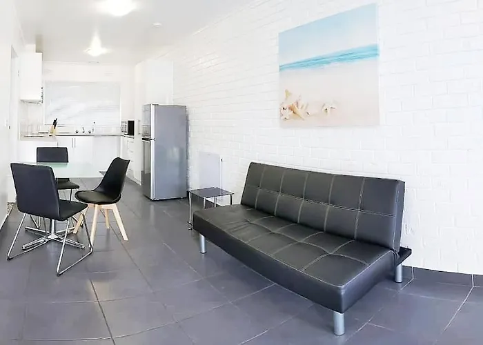 Promo 2-Bedroom Villa Next To Train Station, Free Parking