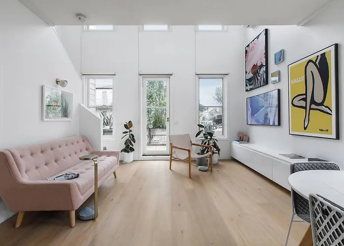 \'The Loft\' A Chic City-Fringe Balcony Hideaway