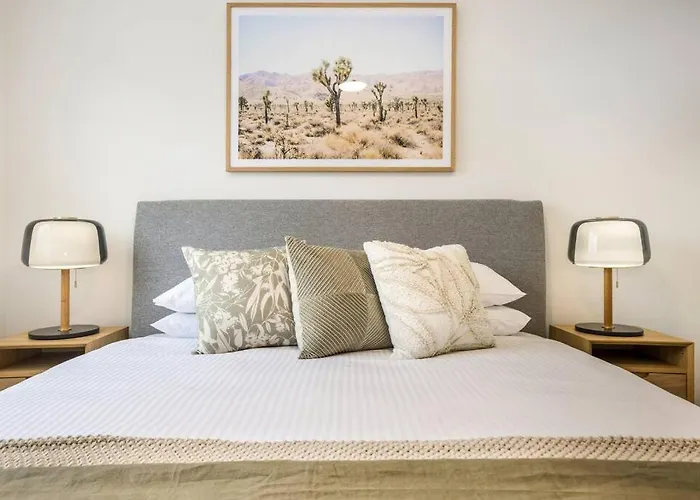Stylish 2- Bedroom Unit Near Parks, Shopping And Dining