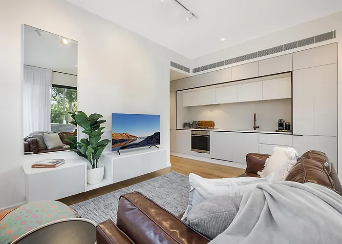 Bright Terrace Unit Next To Chapel St Dining