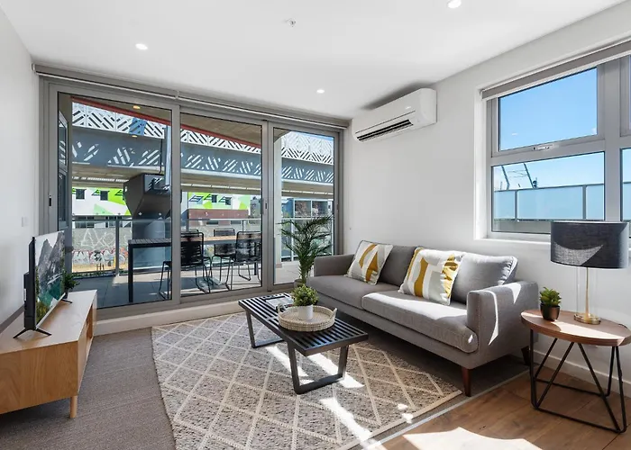 Elegant 2-Bed With Large Balcony By High Street