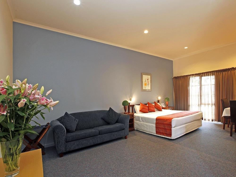 Greensborough 3*