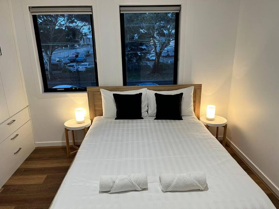 Bahay bakasyunan Brand New Modern 2 Bedroom At Airport!