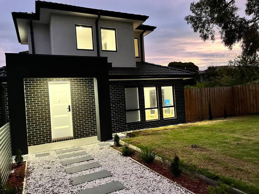 Bahay bakasyunan Brand New Modern 2 Bedroom At Airport!