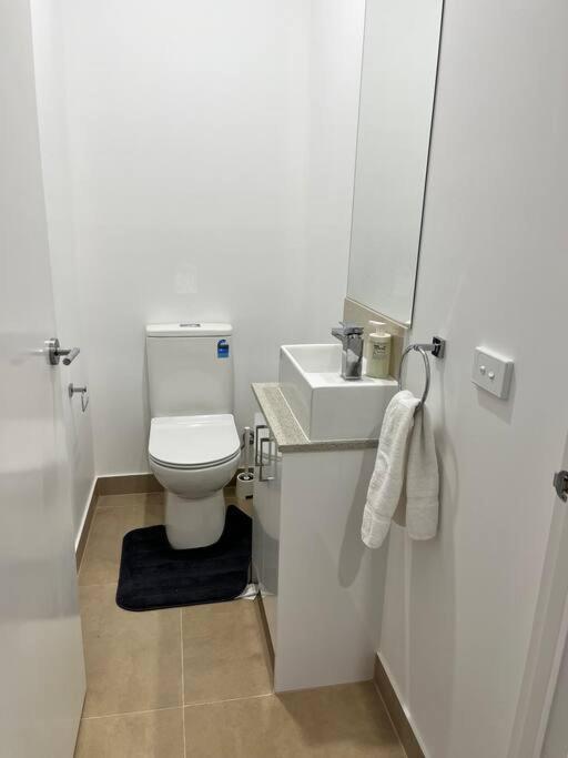 Brand New Modern 2 Bedroom At Airport! Bahay bakasyunan Melbourne