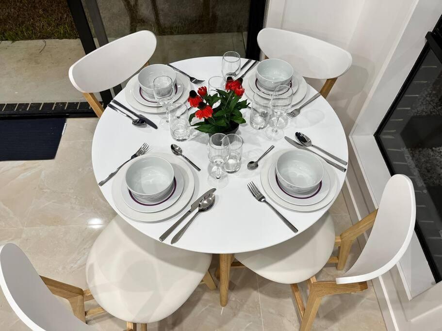 Brand New Modern 2 Bedroom At Airport! Bahay bakasyunan Melbourne