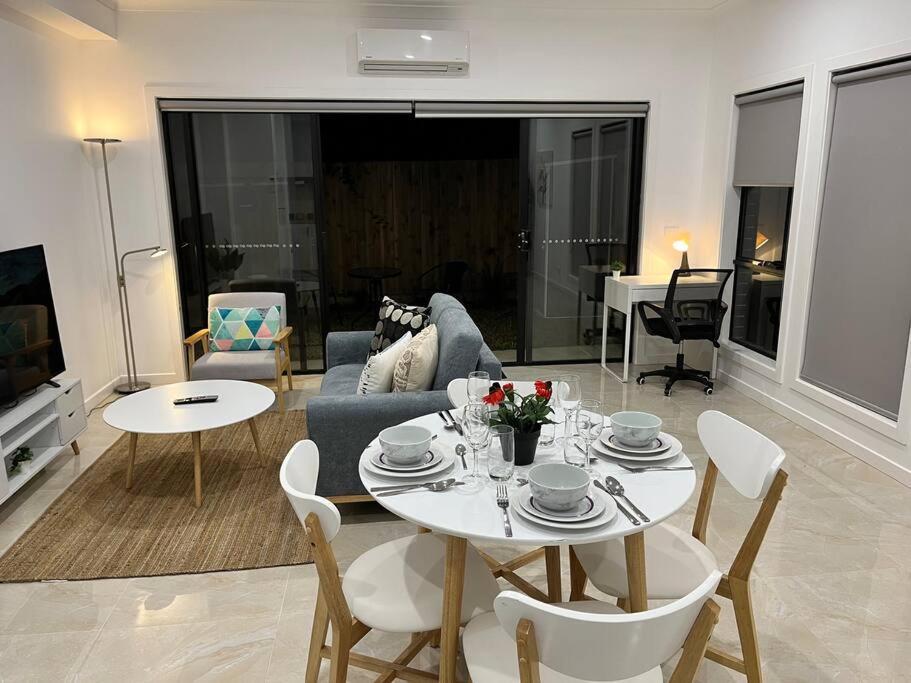 Brand New Modern 2 Bedroom At Airport! Bahay bakasyunan *