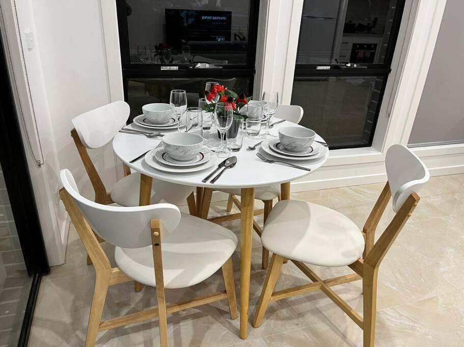 Bahay bakasyunan Brand New Modern 2 Bedroom At Airport!