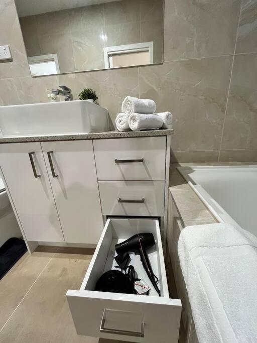 Brand New Modern 2 Bedroom At Airport! Bahay bakasyunan