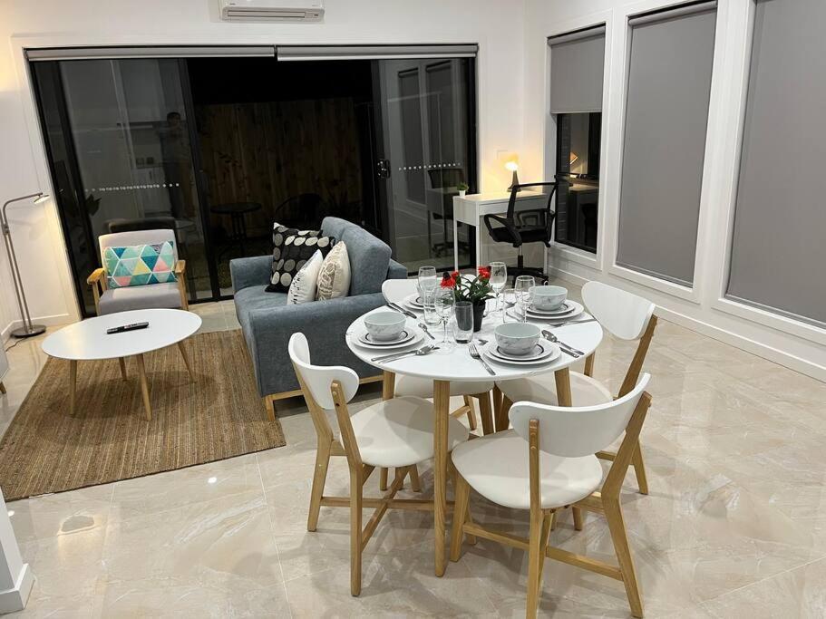 Bahay bakasyunan Brand New Modern 2 Bedroom At Airport!