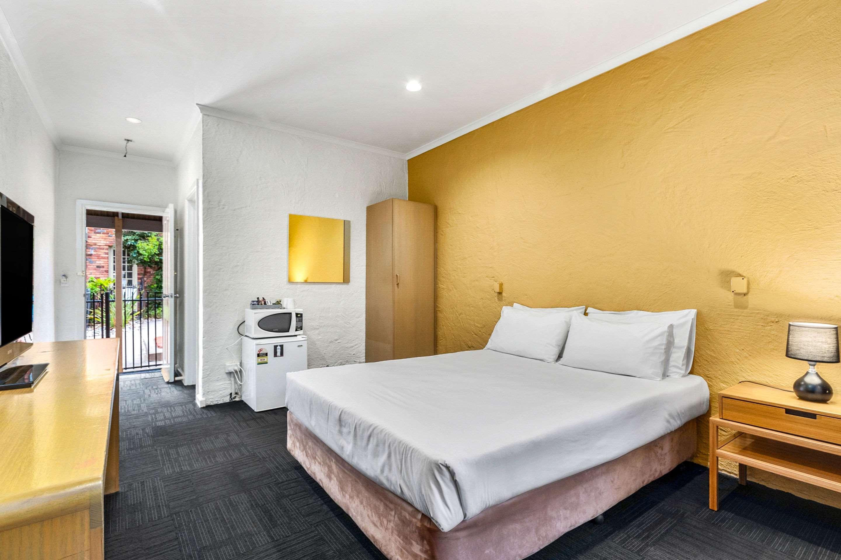 Greensborough 3*