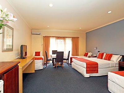 Greensborough 3*