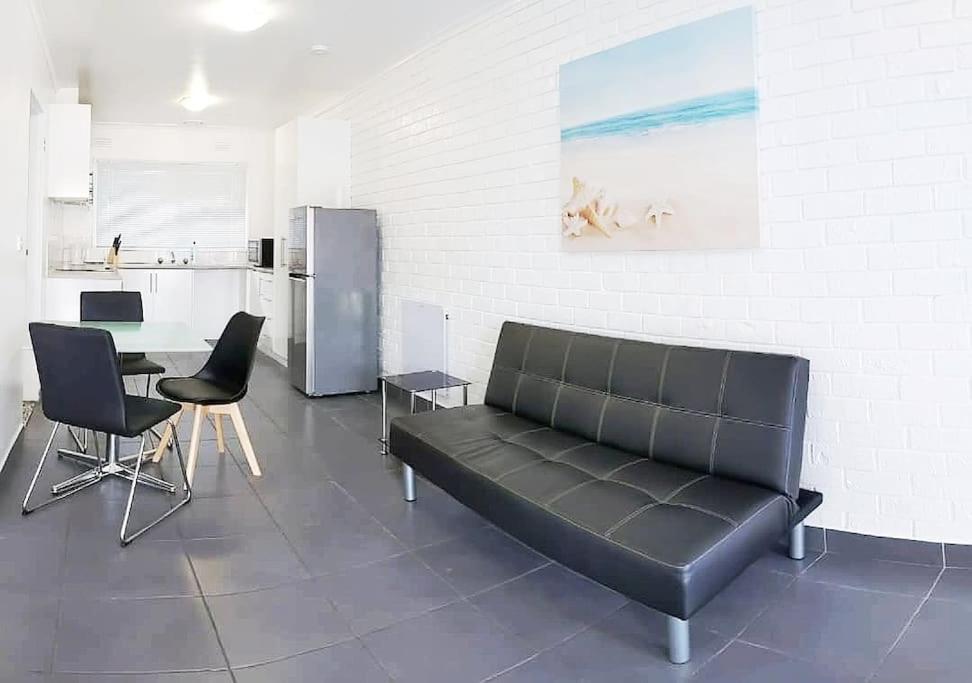 Promo 2-bedroom Next To Train Station, Free Parking Melbourne