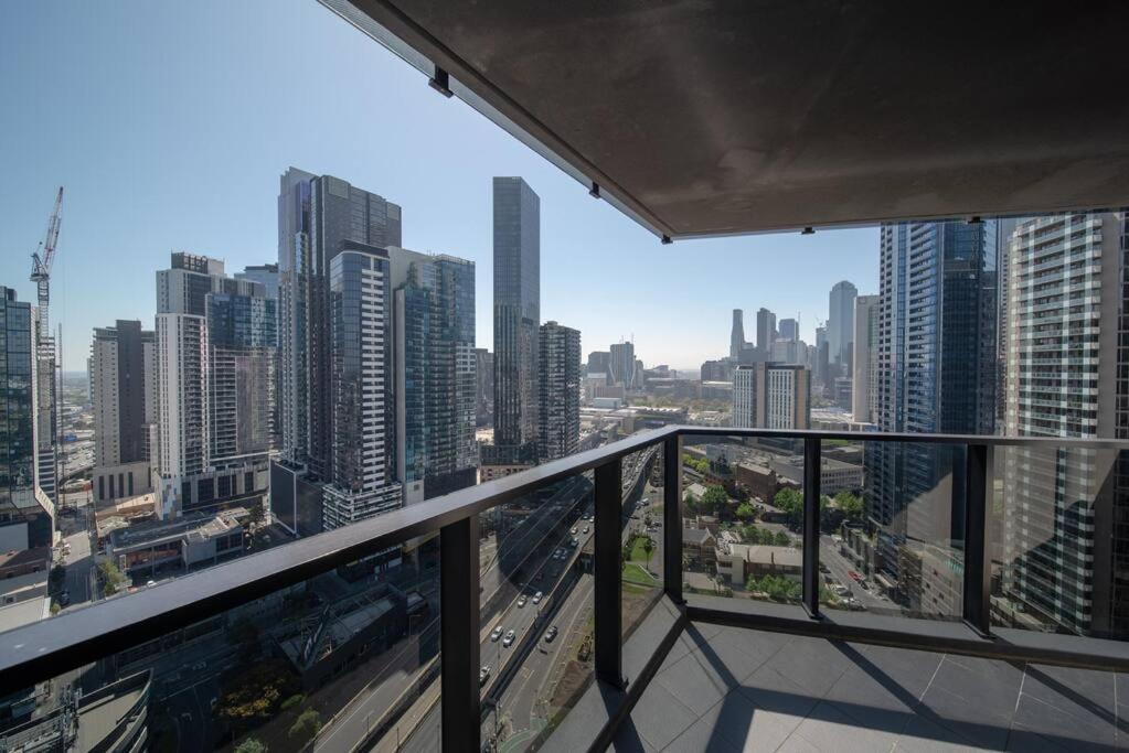 Spacious 2 Bdrs Apt +free Parking *