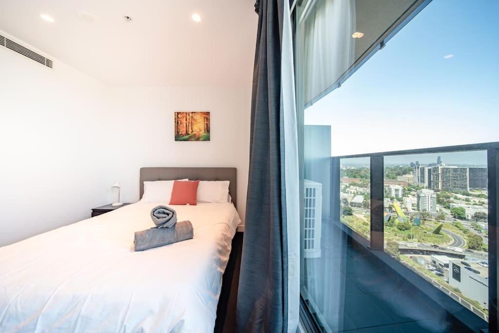 Spacious 2 Bdrs Apt +free Parking