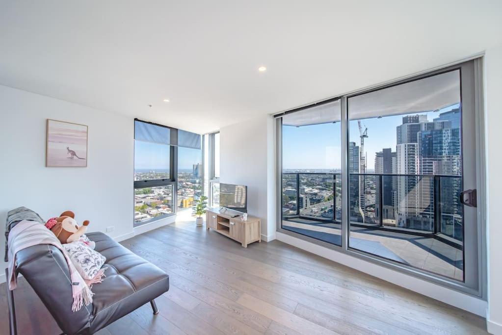 Spacious 2 Bdrs Apt +free Parking Apartment *