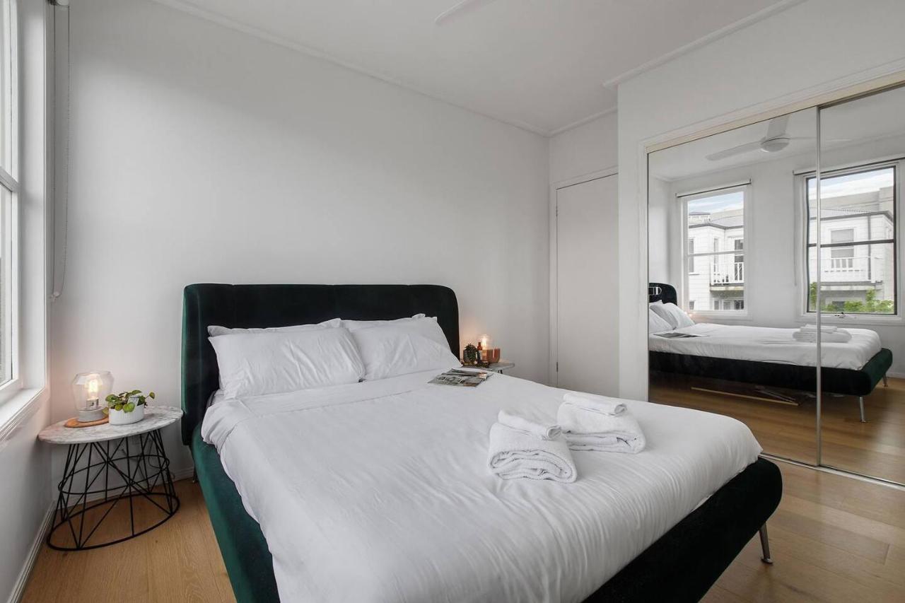 'the Loft' A Chic City-fringe Balcony Hideaway Apartment Melbourne