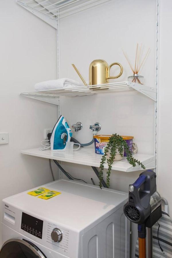 'the Loft' A Chic City-fringe Balcony Hideaway Apartment