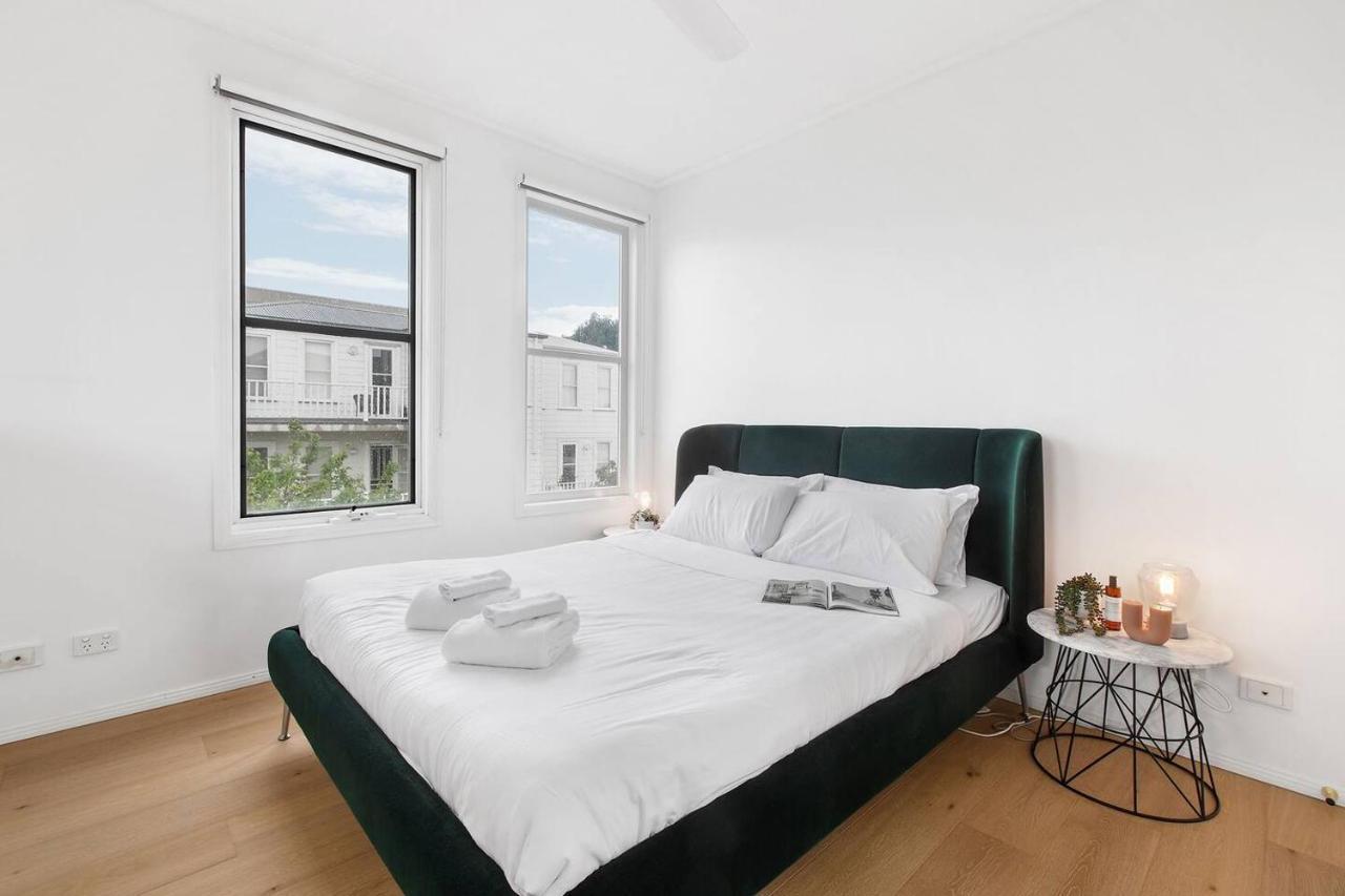 'the Loft' A Chic City-fringe Balcony Hideaway *