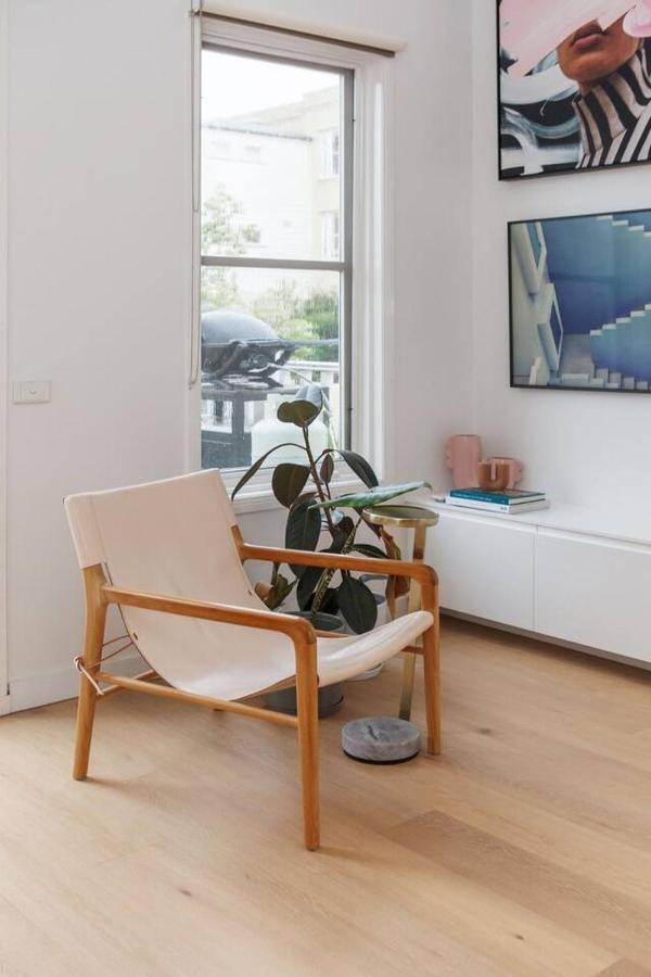 'the Loft' A Chic City-fringe Balcony Hideaway Apartment
