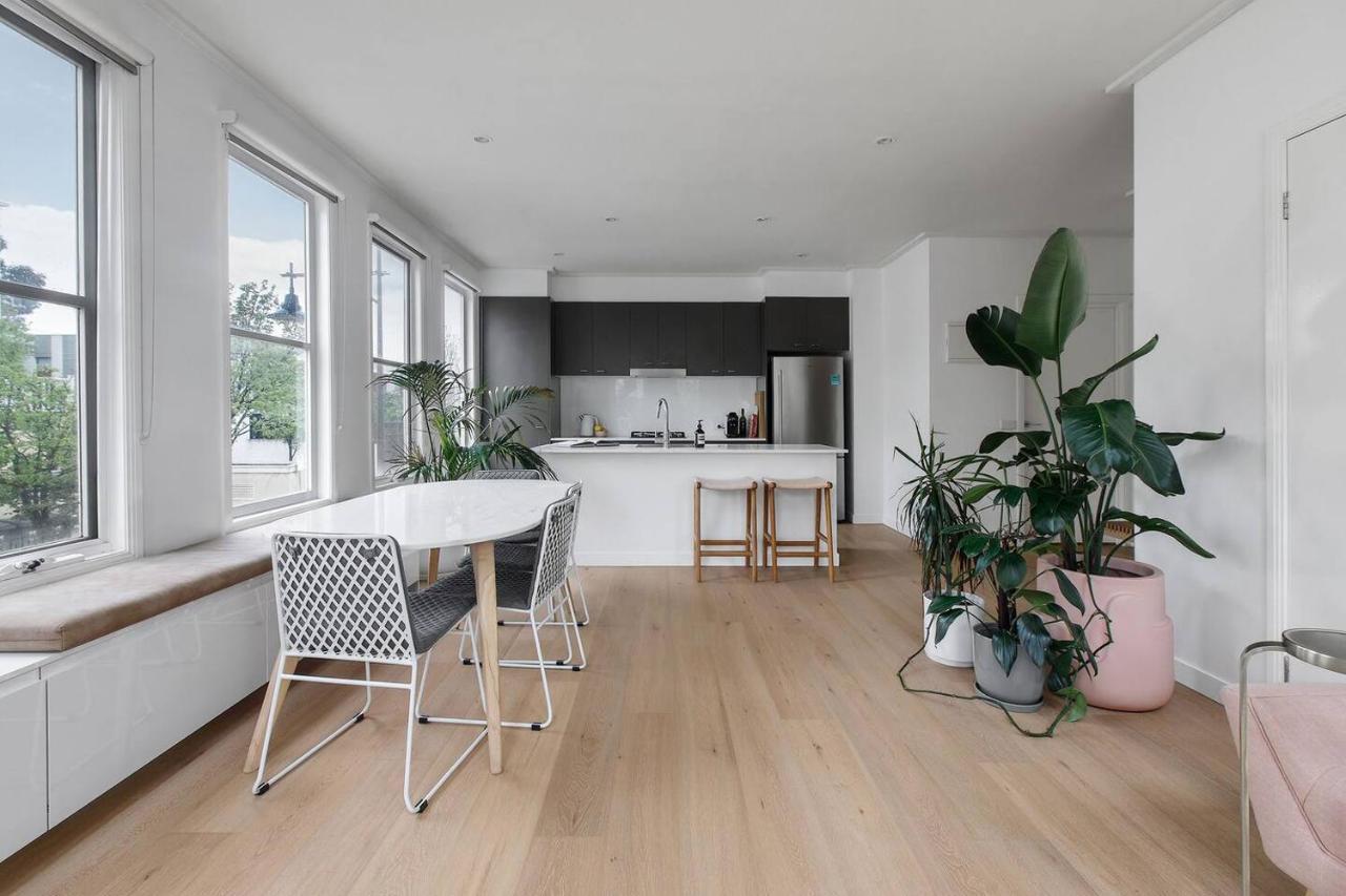 'the Loft' A Chic City-fringe Balcony Hideaway