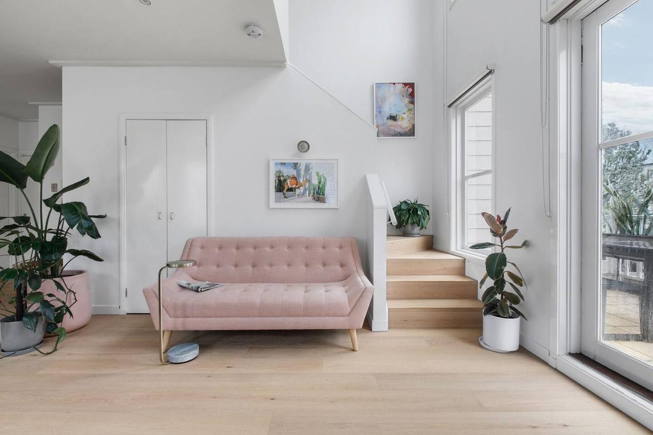 'the Loft' A Chic City-fringe Balcony Hideaway Apartment Melbourne