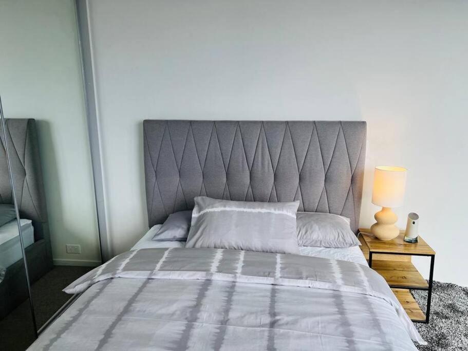 2 Bedroom Square * Melbourne