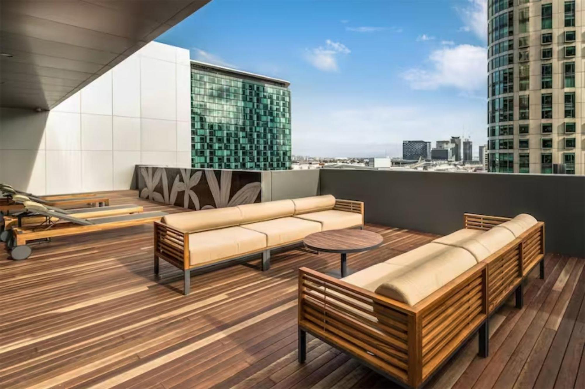 Fantastic Views At Luxury Prima Pearl Tower Melbourne