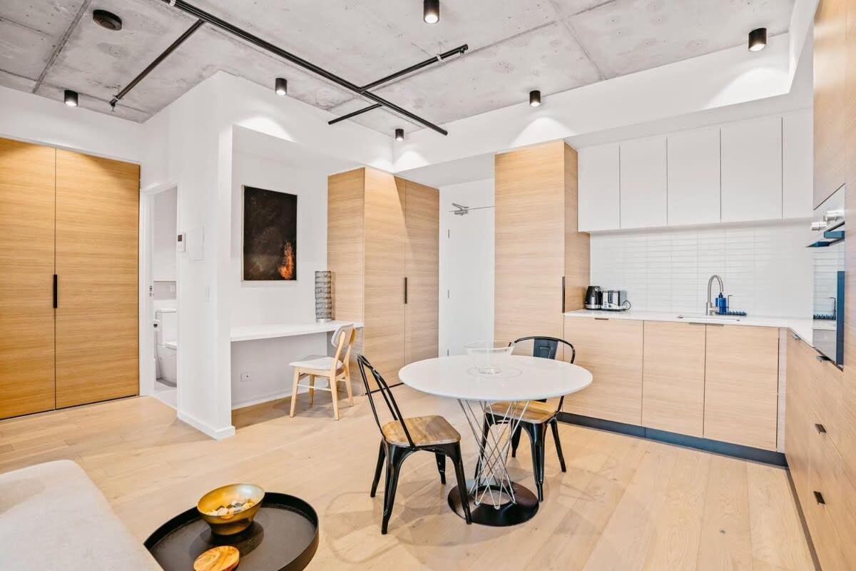 Ovation - New Footscray W Parking & Pool Apartment *