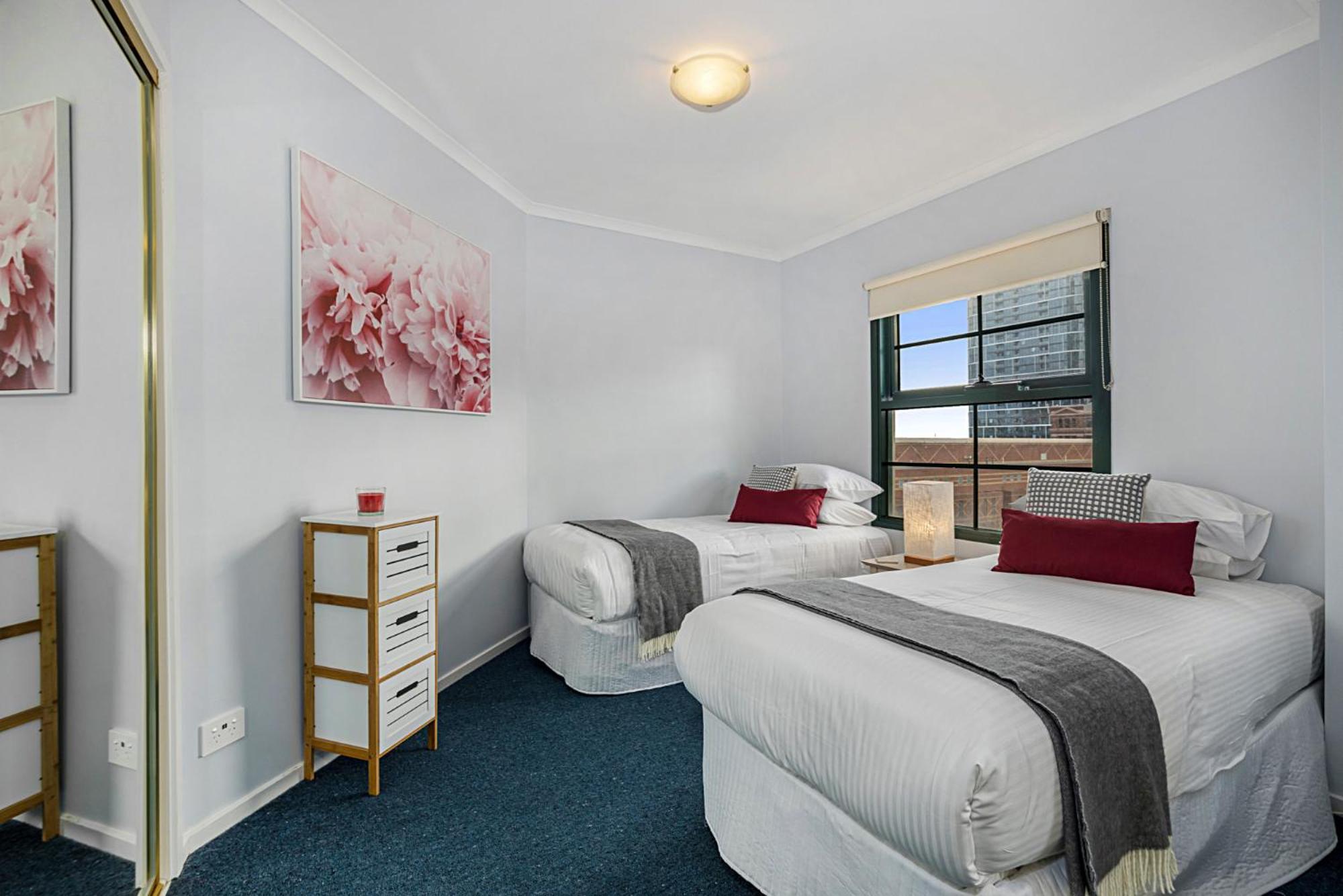 Apartment Family Unit With Balcony, Free Trams To Cbd Sights Melbourne