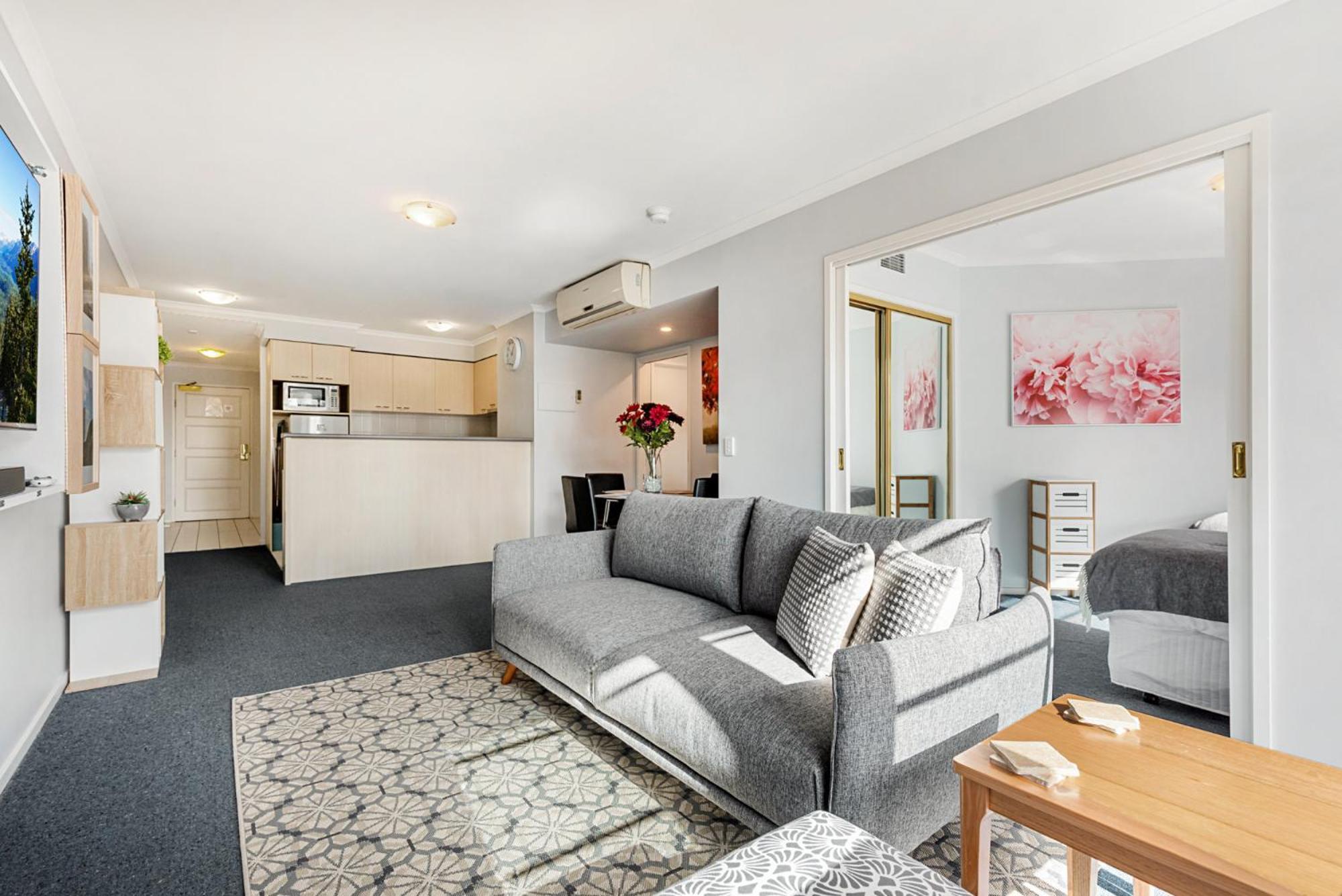 Apartment Family Unit With Balcony, Free Trams To Cbd Sights Melbourne
