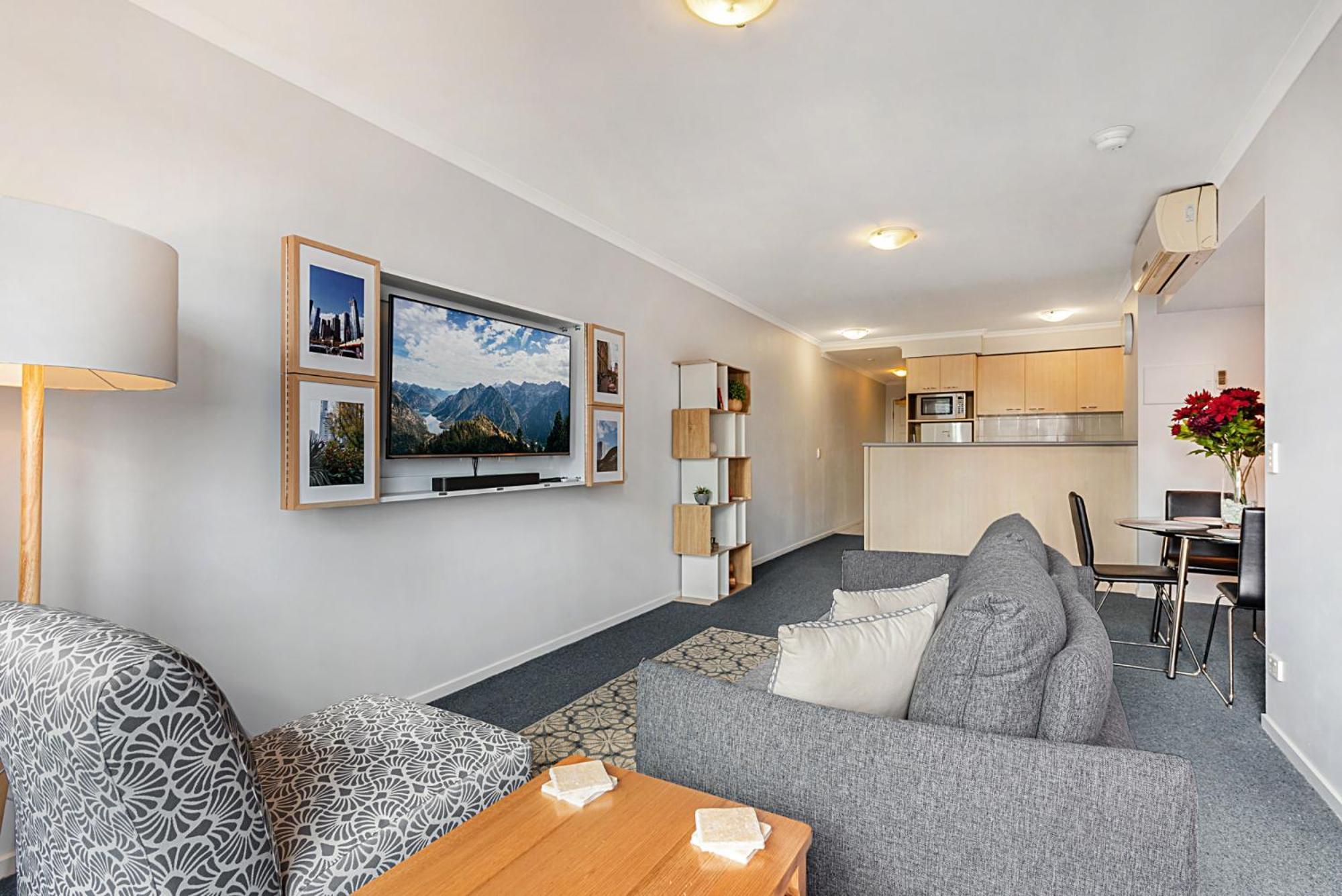 Family Unit With Balcony, Free Trams To Cbd Sights Melbourne