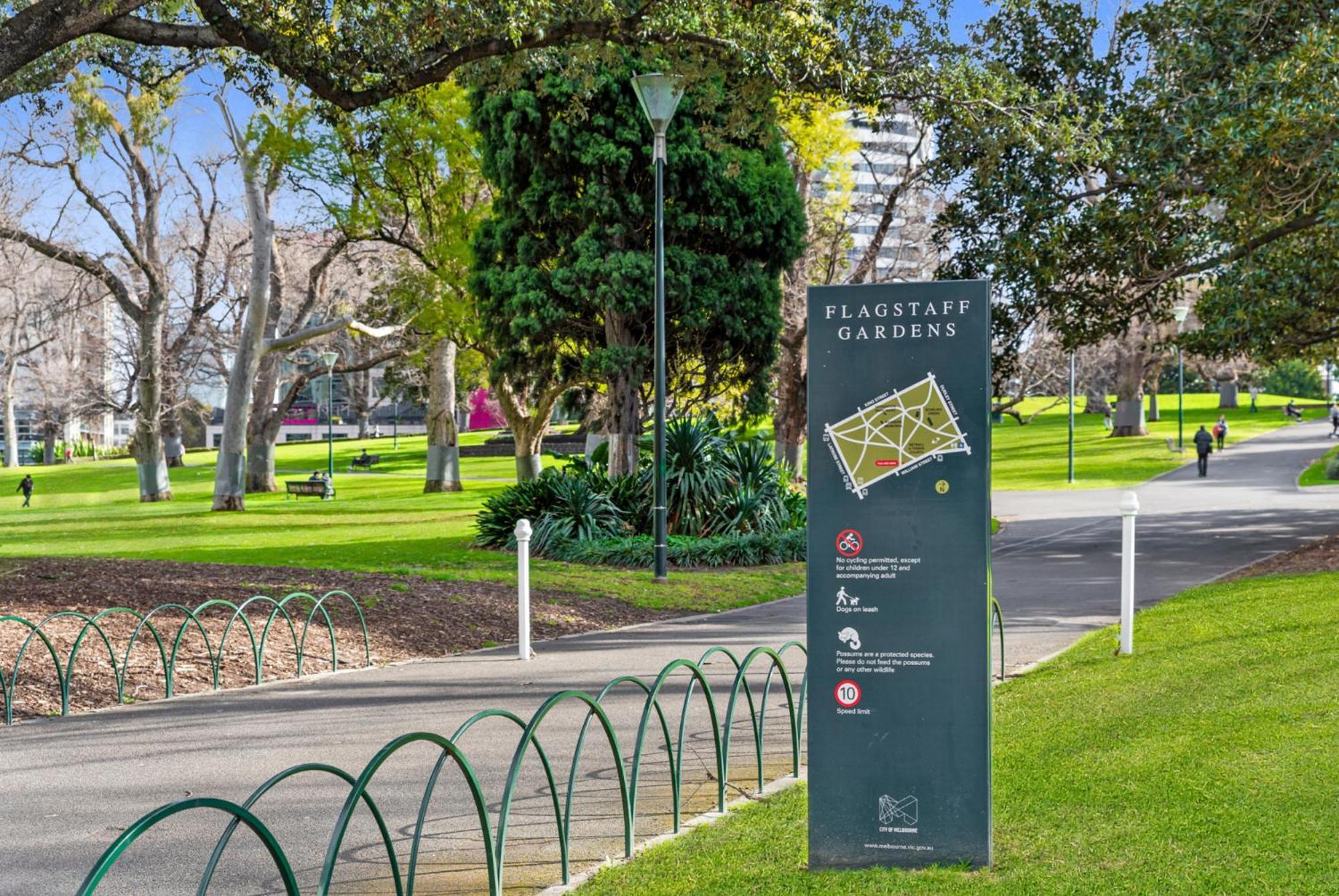 Family Unit With Balcony, Free Trams To Cbd Sights Apartment Melbourne