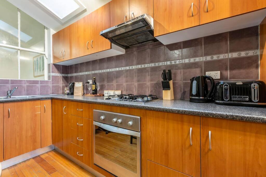 A Carlton Classic - Quaint Inner-city Getaway Melbourne