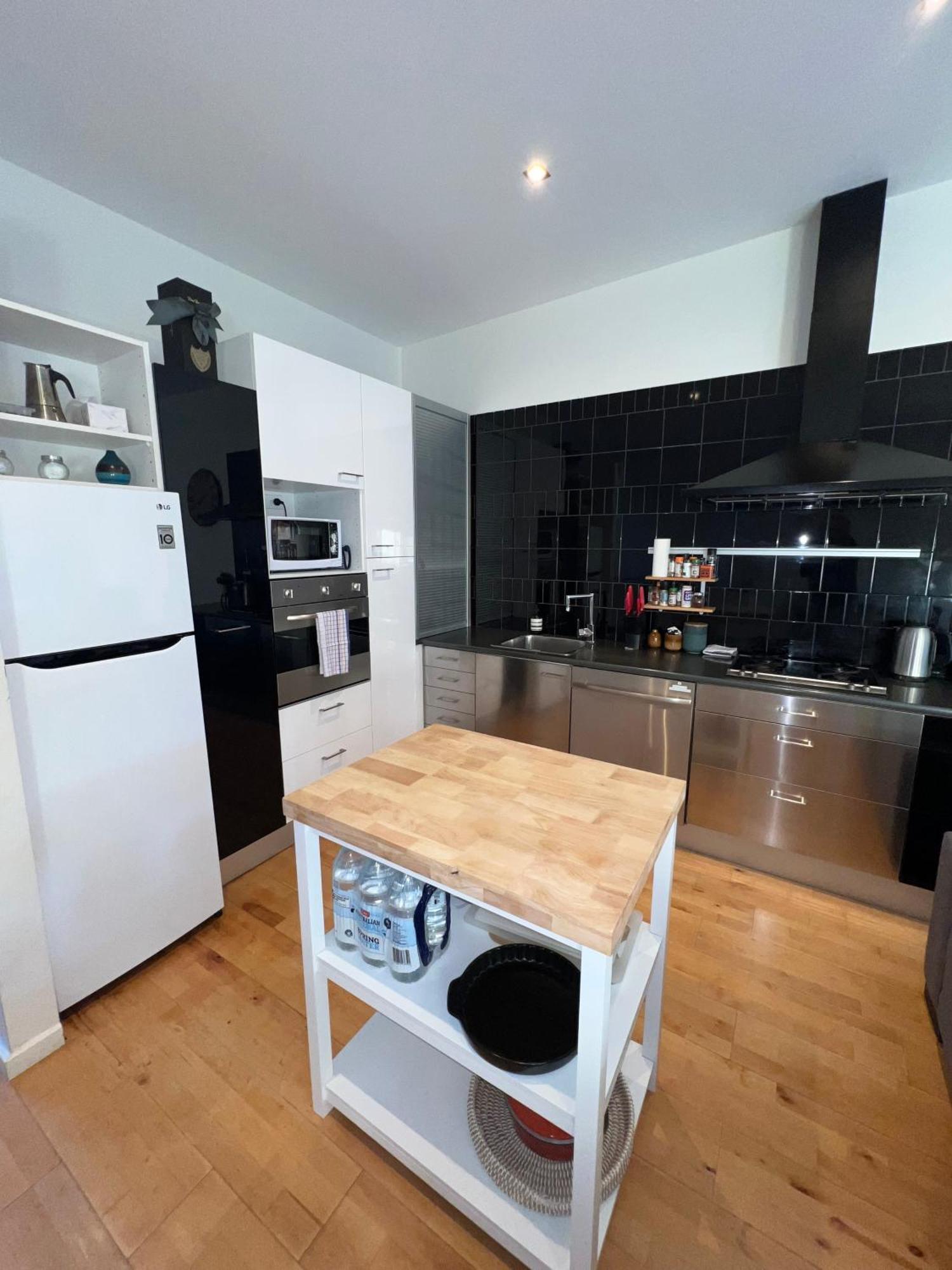 Ascot Vale - Lovely 2 Bedroom Townhouse Close To Everything! Melbourne