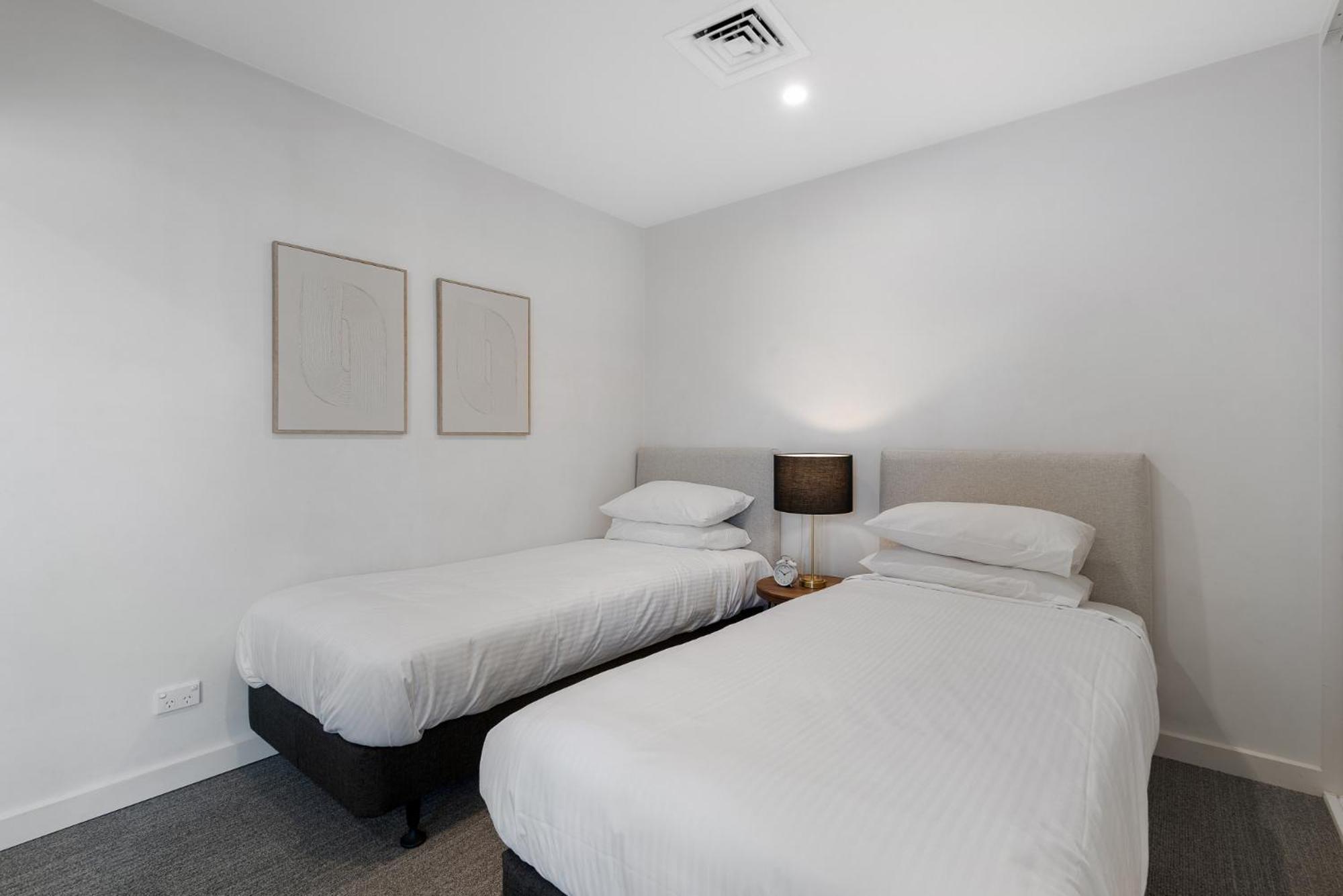 Elegant 2-bed With Large Balcony By High Street Apartment Melbourne
