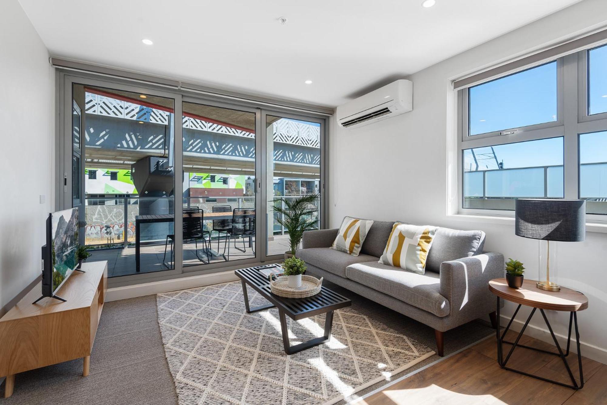 Elegant 2-bed With Large Balcony By High Street Apartment *