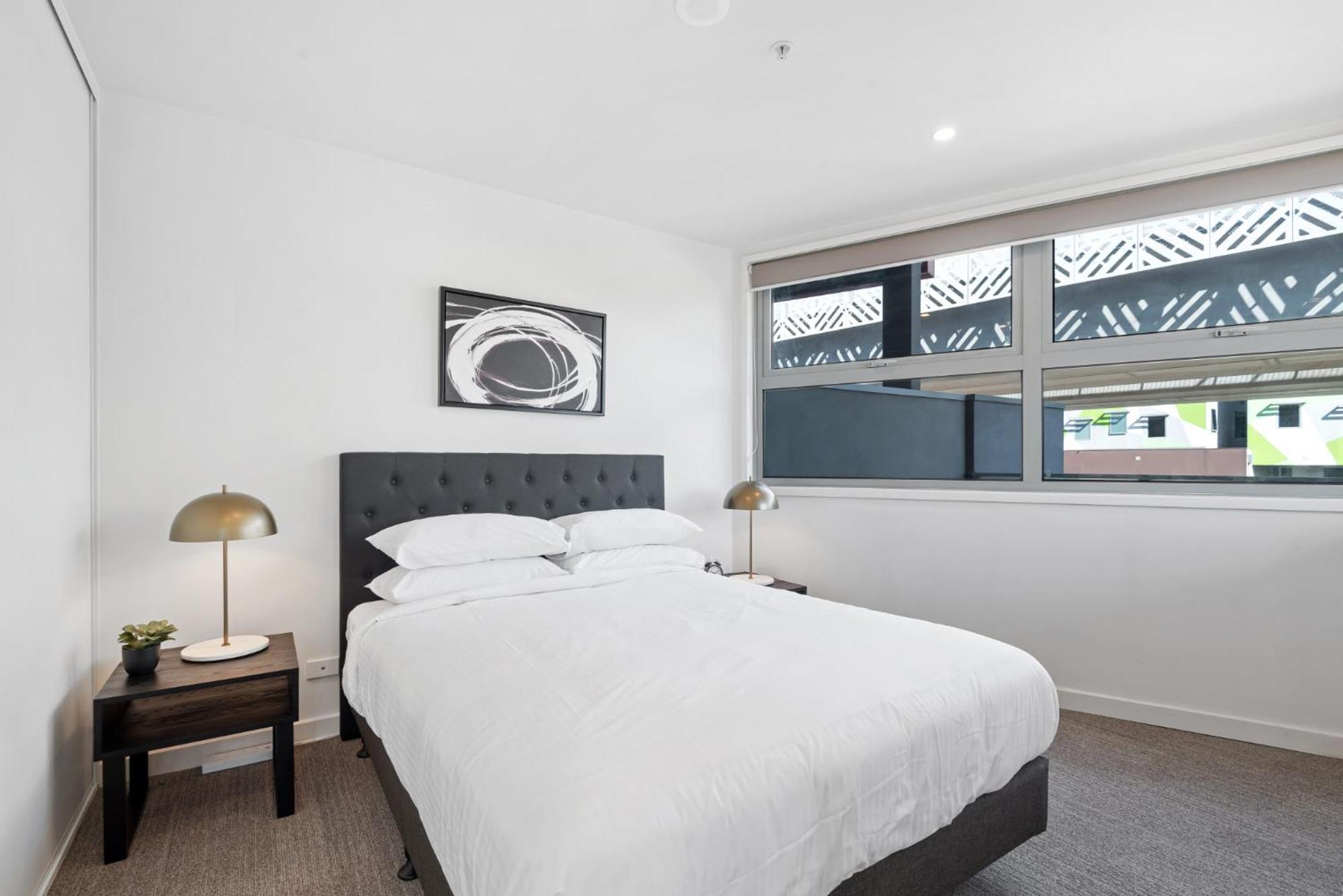 Elegant 2-bed With Large Balcony By High Street *