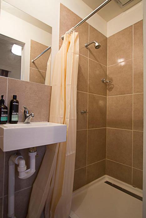 Apartamento Carlton Loft- 4-6 Guests #ausgp #directtram #f1 #melb 12 Mins #cbd